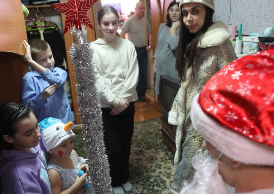 Дед Мороз и Снегурочка поздравили военнослужащих армейского корпуса