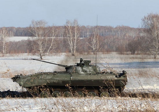 Экипажи БМП отработали вождение боевой техники в условиях низких температур в Сибири