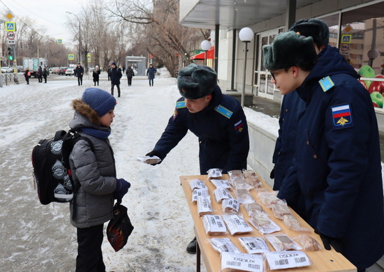 Курсанты ВУЦ Уральского федерального университета провели акцию «Блокадный хлеб»
