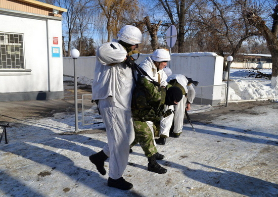 Мотострелки ЦВО в ходе тренировки отразили атаку условного противника на военный объект в Сибири