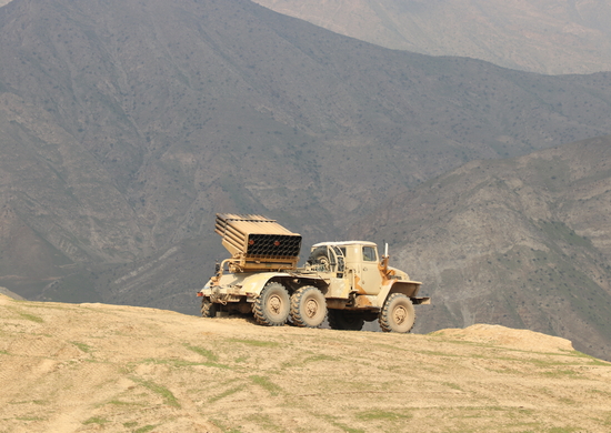 Российские артиллеристы уничтожили учебные цели на обратных скатах горных высот в Таджикистане
