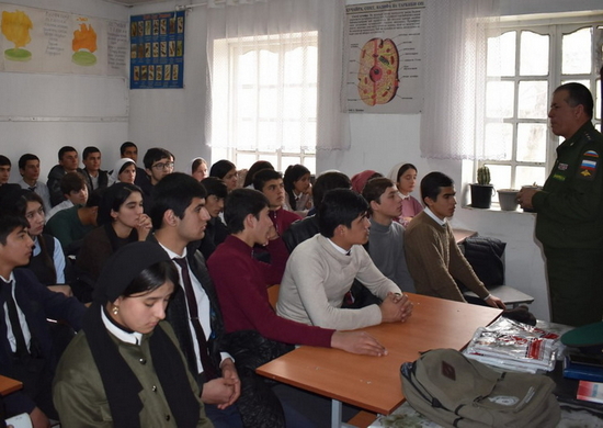 Российские военнослужащие провели уроки мужества в школе в Республике Таджикистан
