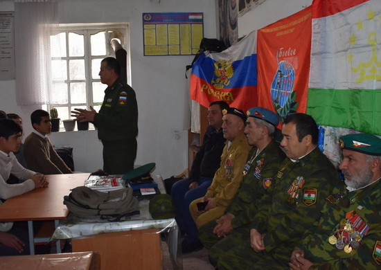 Российские военнослужащие провели уроки мужества в школе в Республике Таджикистан