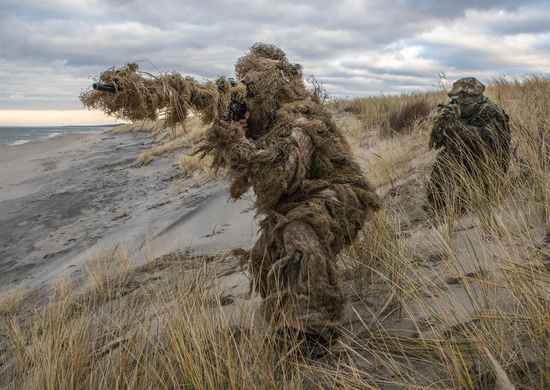 Снайперы морской пехоты БФ отрабатывают ведение боя в ночных условиях