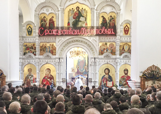 Свыше 10 тысяч военнослужащих ЗВО посетили праздничные богослужения на территории храмов воинских частей в Рождество Христово