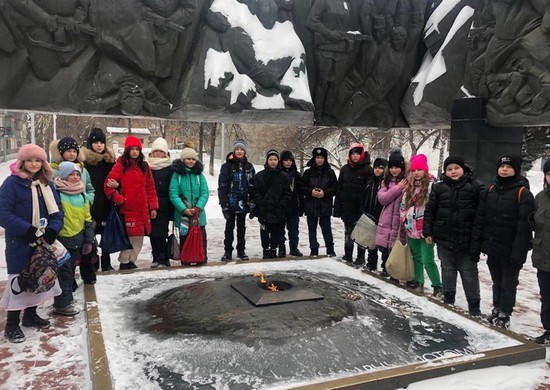 В Новокузнецке юнармейцы ознакомились с памятниками города, посвященными Великой Отечественной войне