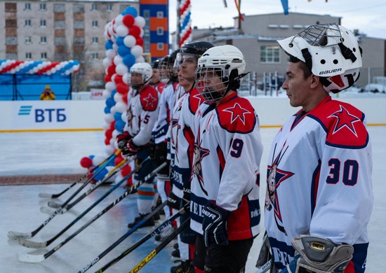 В столице подводных сил Северного флота – городе Гаджиево открыли новым хоккейный корт