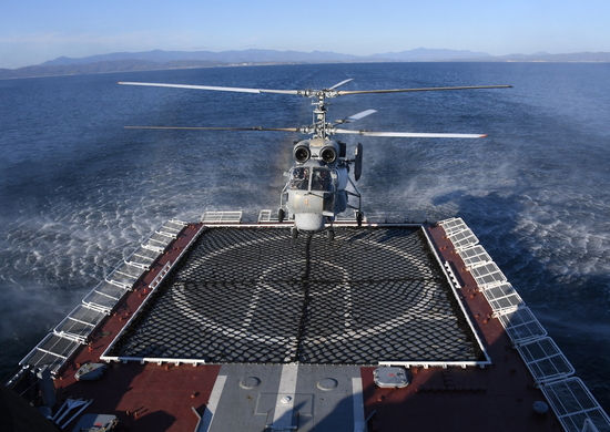 Вертолёт Ка-27ПС морской авиации Тихоокеанского флота провёл палубные испытания корвета «Резкий» в заливе Петра Великого