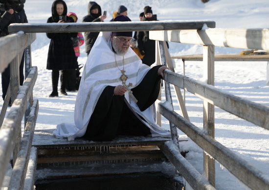 Военнослужащие ЦВО и члены их семей приняли участие в крещенских купаниях в Сибири