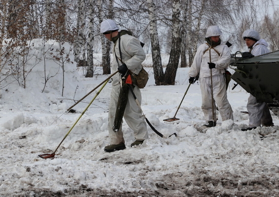 Военные инженеры ЦВО на тренировке в Сибири обеспечили проход колонны бронетехники