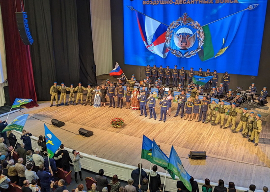 Ансамбль песни и пляски ВДВ выступил перед жителями Волгограда с концертной программой, посвящённой 80-й годовщине победы в Сталинградской битве