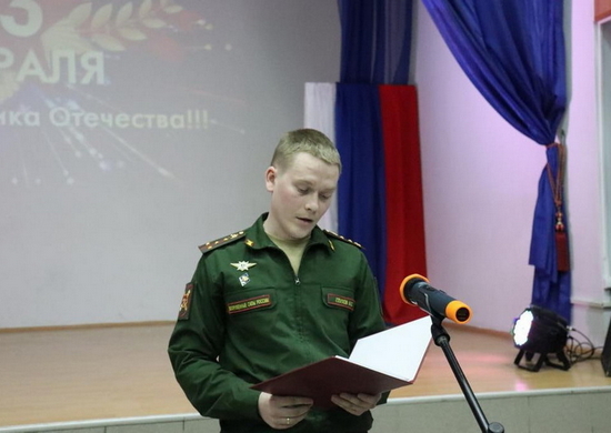 Инструкторы пункта отбора на военную службу по контракту встретились со студентами института связи в Екатеринбурге
