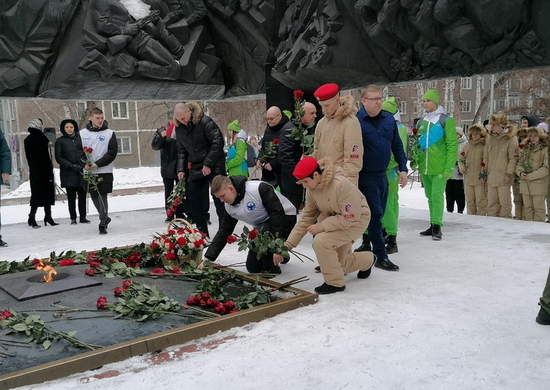Кемеровские юнармейцы приняли участие в митинге по случаю Дня защитника Отечества