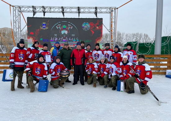 Курсанты Тюменского ВВИКУ приняли участие в открытом турнире по хоккею в валенках на льду с мячом «Огненная шайба»