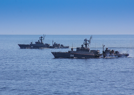 Малые противолодочные корабли Северного флота провели учение по противовоздушной обороне в Баренцевом море
