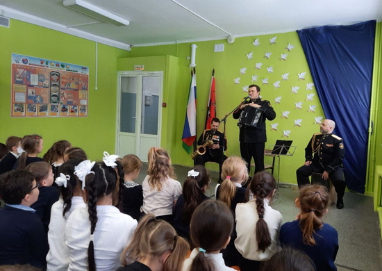 Музыканты оркестра ВМФ выступили перед детьми Подмосковья с патриотической программой