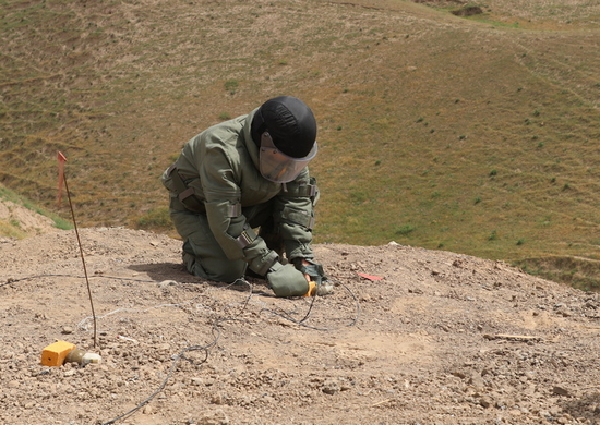 Российские сапёры выполнили учебное разминирование горных серпантинов в Таджикистане