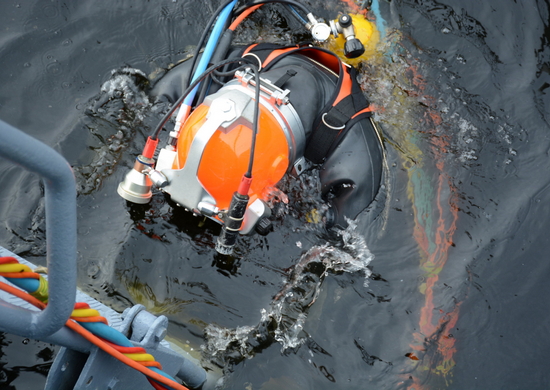 Специалисты Управления поисковых и аварийно-спасательных работ Северного флота выполнили тренировочные водолазные спуски