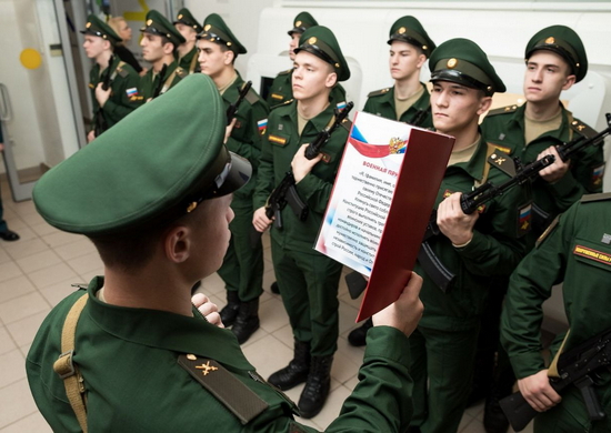 В Екатеринбурге в соединении связи ЦВО состоялась церемония приведения к Военной присяге
