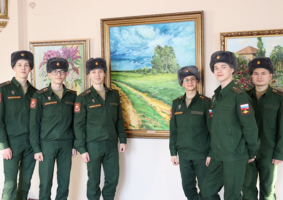 В Екатеринбурге военнослужащие ЦВО посетили выставку «В палитре Родного Края»