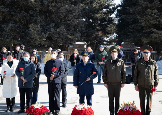 В Китае ко Дню защитника Отечества возложили цветы в память о павших воинах