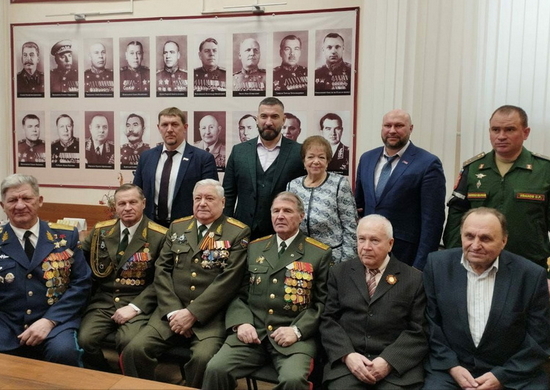 В Самаре офицеры военной полиции поздравили генералов в  отставке с 23 Февраля