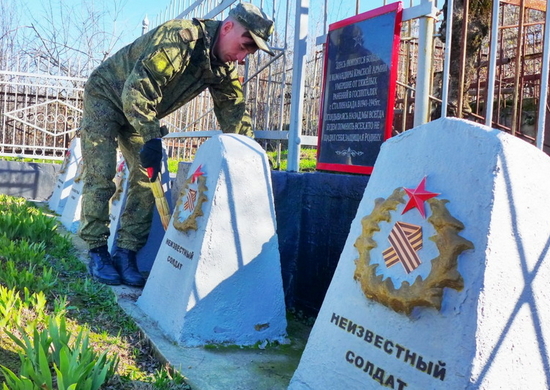 Военнослужащие 201-й военной базы провели субботник на православном кладбище в Душанбе