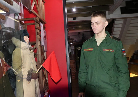 Военнослужащие ЦВО посетили выставку в военно-историческом зале Дома офицеров в Екатеринбурге
