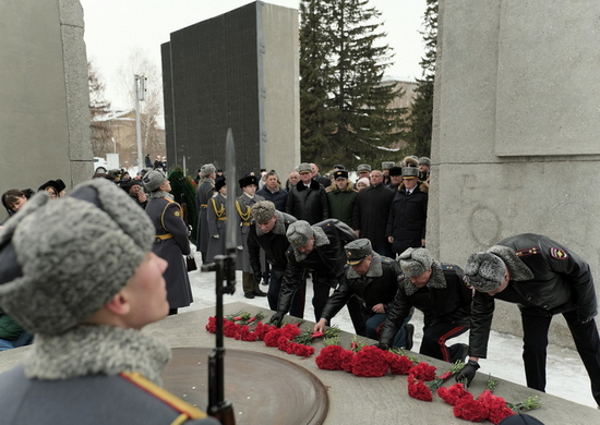 Военнослужащие ЦВО в Новосибирске возложили цветы к Вечному огню у Монумента Славы
