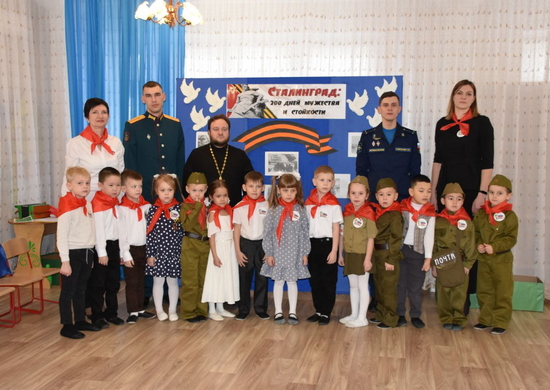 Военнослужащие полигона Капустин Яр провели в школах и детских садах мероприятия, посвященные 80-летию победы в Сталинградской битве