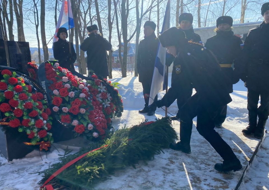 Военнослужащие ВМФ почтили память моряков, погибших в битве за Москву