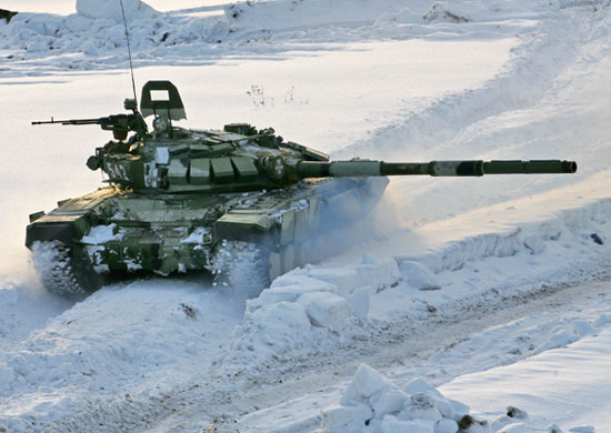 Военнослужащие ВВО в составе экипажей танков в Забайкалье учатся уничтожать противника с закрытых огневых позиций