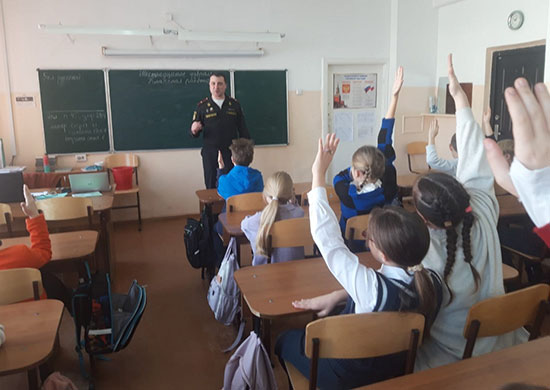 Военнослужащий штаба Тихоокеанского флота провёл урок мужества в средней школе Владивостока