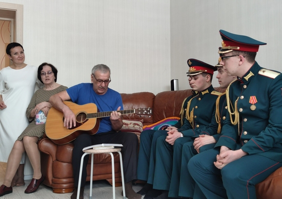 Артисты ансамбля песни и пляски ЦВО передали жительнице Челябинской области письмо от участников СВО