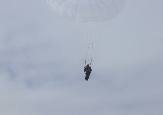 Более 200 военнослужащих учебного центра и курсантов НВВКУ выполнили прыжки с парашютом в Новосибирской области