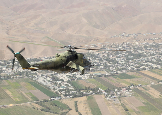 Экипажи российских вертолётов Ми-24 и Ми-8МТВ5-1 выполнили учебно-тренировочные полёты в Таджикистане
