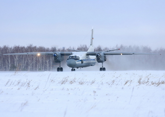 Экипажи транспортного авиаполка ЦВО посадили самолеты на условно поврежденную ВПП в Екатеринбурге