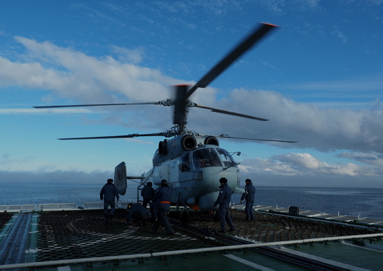 Экипажи вертолётов Ка-27 Северного флота отработали посадки на палубу большого противолодочного корабля в Кольском заливе