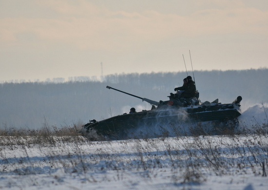 Элементы экстремального вождения БМП отработали военнослужащие ЦВО в Кемеровской области