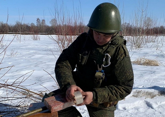 Инженеры ЦВО устранили ледовые заторы на реке Бия в Алтайском крае