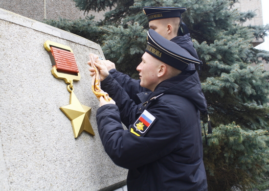 Курсанты-черноморцы навели порядок на воинском мемориале в Севастополе