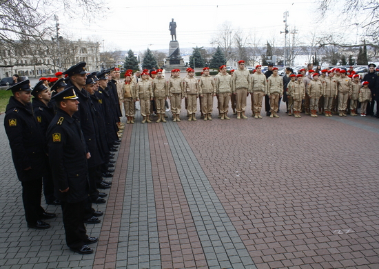 Курсанты-черноморцы навели порядок на воинском мемориале в Севастополе
