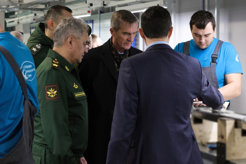 Министр обороны РФ Сергей Шойгу проверил ход выполнения гособоронзаказа на предприятии корпорации «Тактическое ракетное вооружение» в Московской области