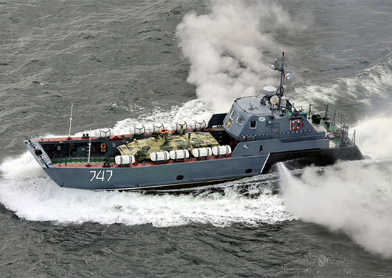 Морские пехотинцы Балтийского флота в ходе тактико-специального занятия выполнили погрузку военной техники на десантные катера
