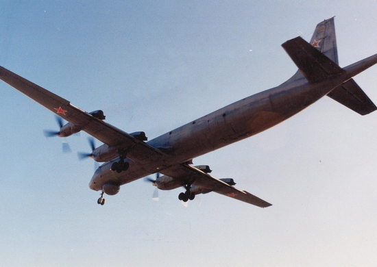 На Камчатке экипажи самолётов Ил-38 выполнили полёты над Авачинским заливом