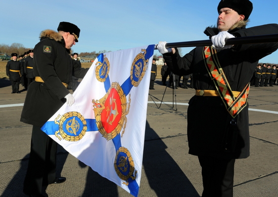 Начальник штаба Балтийского флота вручил Боевое знамя нового образца вертолетному полку морской авиации БФ