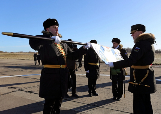 Начальник штаба Балтийского флота вручил Боевое знамя нового образца вертолетному полку морской авиации БФ
