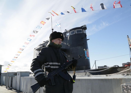 Российские подводные лодки украшены флагами расцвечивания в честь Дня моряка-подводника