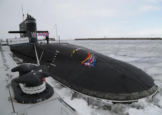 Российские подводные лодки украшены флагами расцвечивания в честь Дня моряка-подводника