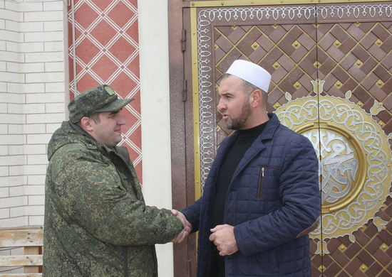 Российские военнослужащие передали гуманитарную помощь в одну из мечетей Киргизии